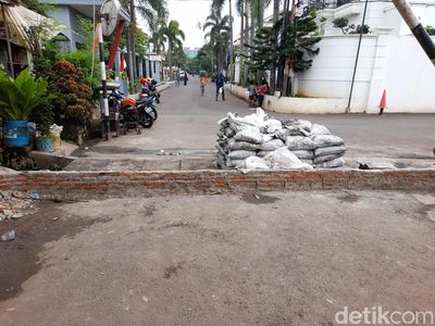 Anehnya Tanggul Tengah Jalan di Pondok Bambu Jaktim