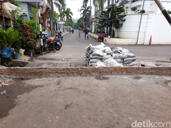 Anehnya Tanggul Tengah Jalan di Pondok Bambu Jaktim