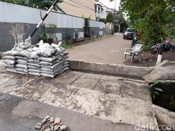 detikcom Do Your Magic: Jalan Perumahan di Pondok Bambu Ini Terhalang Tanggul