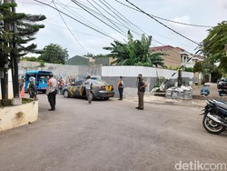 Tanggul Tengah Jalan di Pondok Bambu Didatangi Polisi hingga Lurah