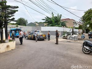 Tanggul Tengah Jalan di Pondok Bambu Didatangi Polisi hingga Lurah Tanggul Tengah Jalan di Pondok Bambu Didatangi Polisi hingga Lurah