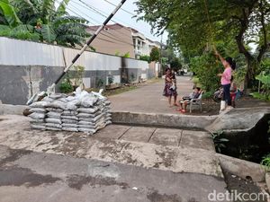 Alasan Warga Perumahan di Pondok Bambu Bikin Tanggul Tengah Jalan: Banjir Alasan Warga Perumahan di Pondok Bambu Bikin Tanggul Tengah Jalan: Banjir