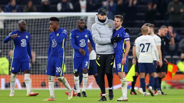 LONDON, ENGLAND - JANUARY 12: Cesar Azpilicueta of Chelsea is congratulated by Thomas Tuchel, Manager of Chelsea after the Carabao Cup Semi Final Second Leg match between Tottenham Hotspur and Chelsea at Tottenham Hotspur Stadium on January 12, 2022 in London, England. (Photo by Catherine Ivill/Getty Images)