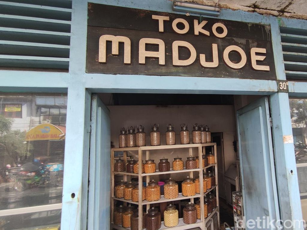 Toko Madjoe di Kota Malang Hampir Satu Abad Jualan Kue Kering