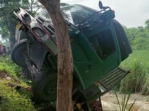 Truk Trailer Muat Semen Rem Blong Tabrak 6 Kendaraan di Probolinggo, 1 Luka
