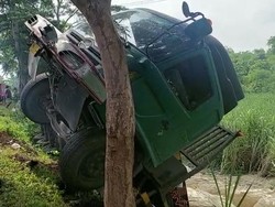 Rem Blong, Trailer Muat Semen Tabrak 6 Kendaraan di Probolinggo