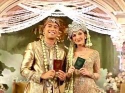 Momen Sheila Dara Dapat Piala dari Ayah Vidi Aldiano di Pernikahan