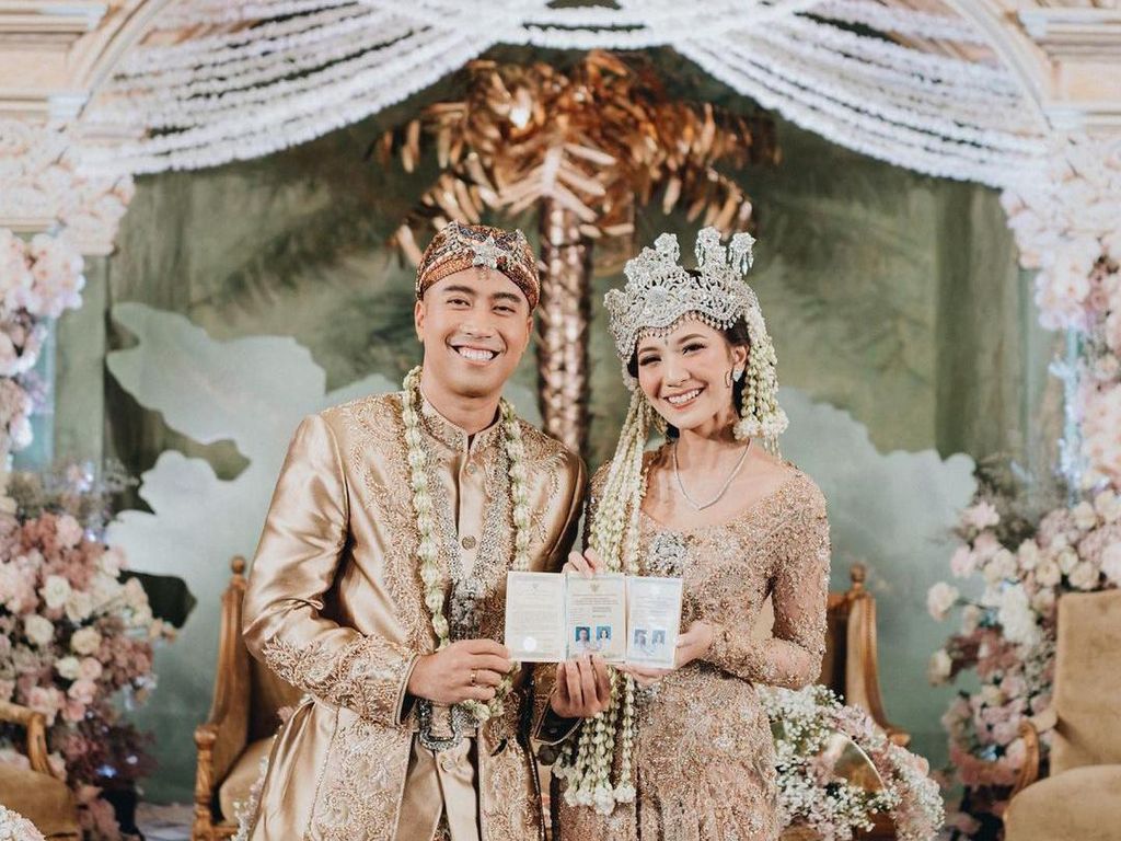 5 Momen Pernikahan Vidi Aldiano & Sheila Dara Viral Bikin Baper Hingga Senyum
