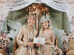 5 Momen Pernikahan Vidi Aldiano & Sheila Dara Viral Bikin Baper Hingga Senyum 5 Momen Pernikahan Vidi Aldiano & Sheila Dara Viral Bikin Baper Hingga Senyum