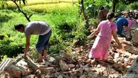 Warga Pesisir Pandeglang Bersihkan Puing Dampak Gempa Banten