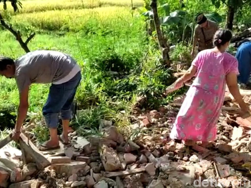 Warga Pesisir Pandeglang Bersihkan Puing Dampak Gempa Banten