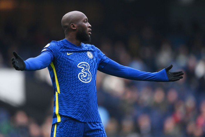 MANCHESTER, ENGLAND - JANUARY 15: Romelu Lukaku of Chelsea reacts during the Premier League match between Manchester City and Chelsea at Etihad Stadium on January 15, 2022 in Manchester, England. (Photo by Laurence Griffiths/Getty Images)