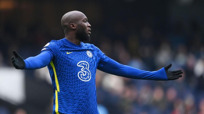 MANCHESTER, ENGLAND - JANUARY 15: Romelu Lukaku of Chelsea reacts during the Premier League match between Manchester City and Chelsea at Etihad Stadium on January 15, 2022 in Manchester, England. (Photo by Laurence Griffiths/Getty Images)