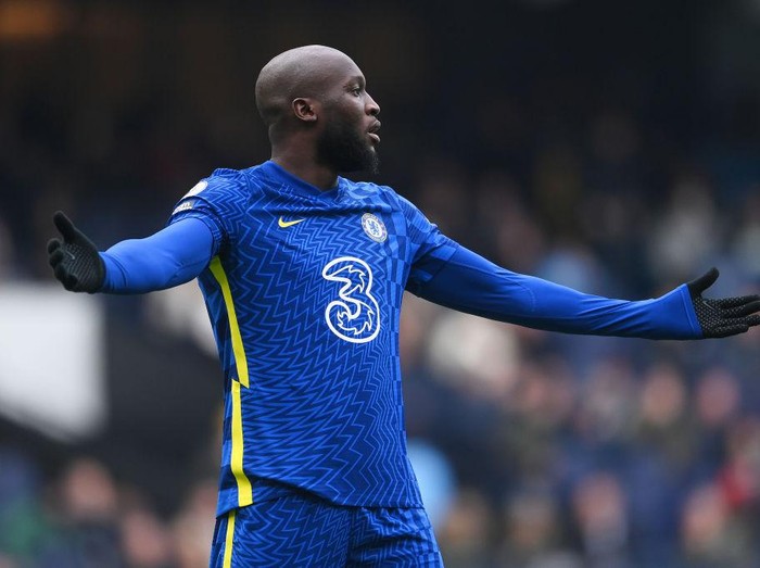 MANCHESTER, ENGLAND - JANUARY 15: Romelu Lukaku of Chelsea reacts during the Premier League match between Manchester City and Chelsea at Etihad Stadium on January 15, 2022 in Manchester, England. (Photo by Laurence Griffiths/Getty Images)