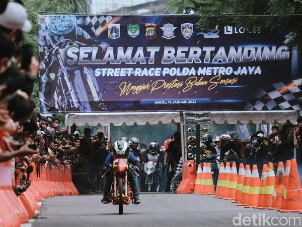 Antusias Warga Ramai-ramai Nonton Street Race di Ancol