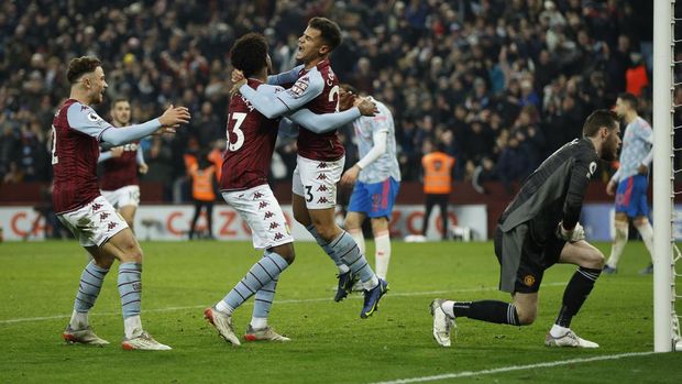 Soccer Football - Premier League - Aston Villa v Manchester United - Villa Park, Birmingham, Britain - January 15, 2022  Aston Villa's Philippe Coutinho celebrates scoring their second goal with Carney Chukwuemeka and Matty Cash Action Images via Reuters/John Sibley EDITORIAL USE ONLY. No use with unauthorized audio, video, data, fixture lists, club/league logos or 'live' services. Online in-match use limited to 75 images, no video emulation. No use in betting, games or single club /league/player publications.  Please contact your account representative for further details.