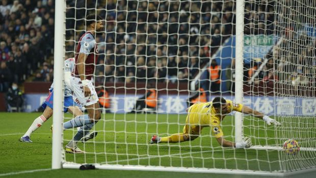Soccer Football - Premier League - Aston Villa v Manchester United - Villa Park, Birmingham, Britain - January 15, 2022  Manchester United's Bruno Fernandes scores their first goal past Aston Villa's Emiliano Martinez Action Images via Reuters/John Sibley EDITORIAL USE ONLY. No use with unauthorized audio, video, data, fixture lists, club/league logos or 'live' services. Online in-match use limited to 75 images, no video emulation. No use in betting, games or single club /league/player publications.  Please contact your account representative for further details.
