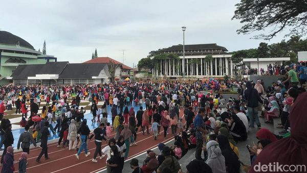Begini Ramainya Alun-alun dan Lapang Merdeka Sukabumi di Minggu Pagi