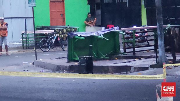 Tim Gegana Brimob Polda Sulsel saat mengamankan benda mencurigakan di Makassar.