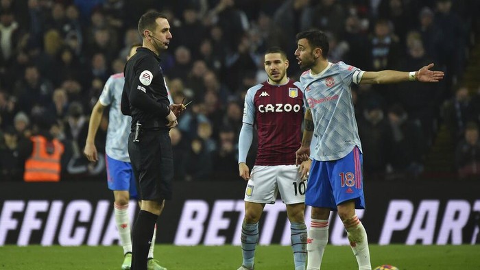 Manchester Uniteds Bruno Fernandes appeals to the referee David Coote during the English Premier League soccer match between Aston Villa and Manchester United at Villa Park in Birmingham, England, Saturday, Jan. 15, 2022. (AP Photo/Rui Vieira)