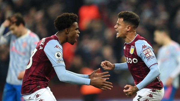 BIRMINGHAM, ENGLAND - JANUARY 15: Philippe Coutinho (R) of Aston Villa celebrates with teammate Carney Chukwuemeka after scoring their sides second goal during the Premier League match between Aston Villa and Manchester United at Villa Park on January 15, 2022 in Birmingham, England. (Photo by Clive Mason/Getty Images)