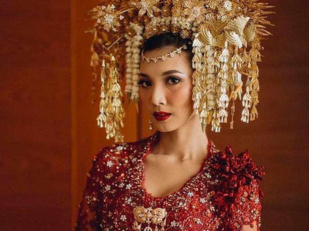 7 Inspirasi Kebaya Pernikahan Artis Karya Perancang Indonesia