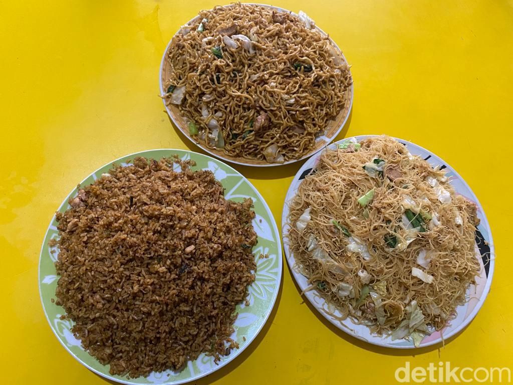 Edan! Chinese Food Rp 25 Ribu Porsi Brutal di Jagakarsa Edan! Chinese Food Rp 25 Ribu Porsi Brutal di Jagakarsa