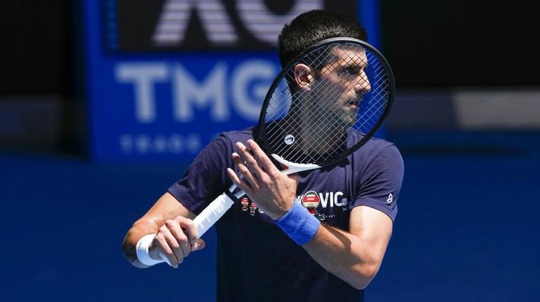 Australia Open yang menjadi turnamen pembuka musim Grand Slam dimulai Senin (17/1), setelah kekacauan dan kontroversi penolakan visa yang melanda petenis nomor satu dunia Novak Djokovic. (AP Photo)