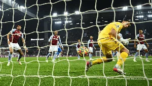 Detik-detik Blunder Emi Martinez Berujung Gol Bruno Fernandes