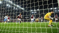 Gol Bruno Fernandes itu tak lepas dari blunder Emi Martinez. Foto: Getty Images/Clive Mason