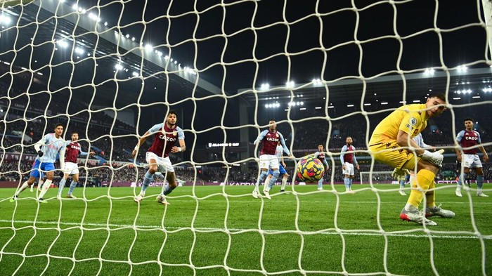 BIRMINGHAM, ENGLAND - JANUARY 15: Emiliano Martinez of Aston Villa fails to save the Manchester United first goal scored by Bruno Fernandes (Hidden) during the Premier League match between Aston Villa and Manchester United at Villa Park on January 15, 2022 in Birmingham, England. (Photo by Clive Mason/Getty Images)