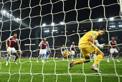 Detik-detik Blunder Emi Martinez Berujung Gol Bruno Fernandes