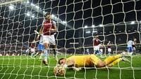 Kiper Aston Villa itu tak lengket menangkap bola yang lantas melewati kakinya. Foto: Getty Images/Clive Mason