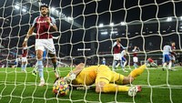 Emi Martinez tanpa daya berusaha menjangkau bola yang sudah kadung masuk gawangnya untuk membuahkan gol pertama MU atas Aston Villa. Foto: Getty Images/Clive Mason