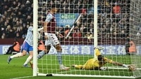 Striker MU Edinson Cavani juga berperan lewat pergerakannya yang memecah konsentrasi Martinez dalam gol ini. Foto: Getty Images/Clive Mason