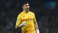 Di akhir laga Emi Martinez tetap bisa gembira. Masukknya Philippe Coutinho berimbas positif buat Villa yang bisa mengejar ketinggalan dua gol guna memaksakan hasil seri 2-2. Blunder Martinez pun jadi tak terasa dampaknya. Foto: Getty Images/Shaun Botterill