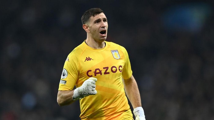 Emiliano Martinez BIRMINGHAM, ENGLAND - JANUARY 15: Emiliano Martinez of Aston Villa celebrates after their sides second goal scored by Philippe Coutinho (Not pictured) during the Premier League match between Aston Villa and Manchester United at Villa Park on January 15, 2022 in Birmingham, England. (Photo by Shaun Botterill/Getty Images)