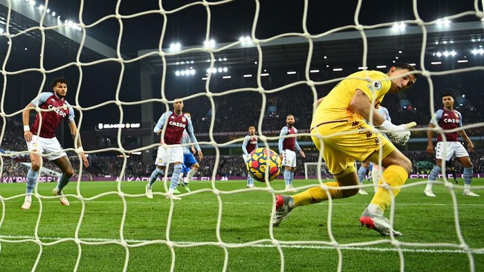 Emiliano Martinez BIRMINGHAM, ENGLAND - JANUARY 15: Emiliano Martinez of Aston Villa fails to save the Manchester United first goal scored by Bruno Fernandes (Hidden) during the Premier League match between Aston Villa and Manchester United at Villa Park on January 15, 2022 in Birmingham, England. (Photo by Clive Mason/Getty Images)