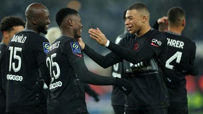 Paris Saint-Germains French forward Kylian Mbappe and Paris Saint-Germains Portuguese defender Nuno Mendes celebrate after German defender Thilo Kehrer scored a goal during the French L1 football match between Paris Saint-Germain (PSG) and Stade Brestois 29 at the Parc des Princes stadium in Paris on January 15, 2022. (Photo by Thomas COEX / AFP)