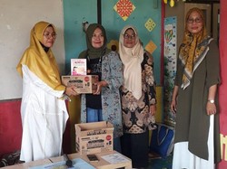 Andre Rosiade Beri Ribuan Kardus Makanan Tambahan Balita & Ibu Hamil