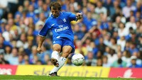 =2. Gianfranco Zola - 12 gol tendangan bebas Premier League. Foto: Getty Images/Ben Radford