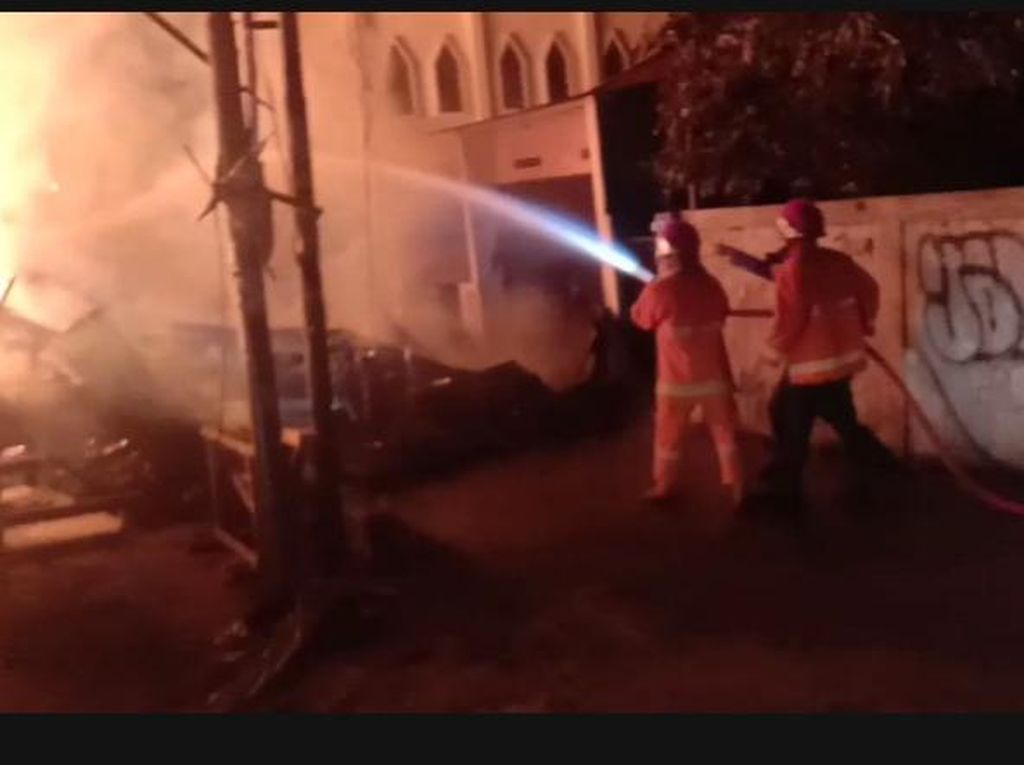 Gudang Kayu di Tangerang Terbakar, Satu Orang Terluka