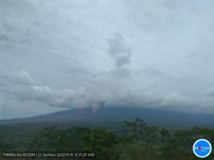 Semeru Erupsi dengan Tinggi Kolom Abu 1.500 Meter di Atas Puncak Gunung