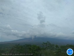 Semeru Erupsi dengan Tinggi Kolom Abu 1.500 Meter di Atas Puncak Gunung