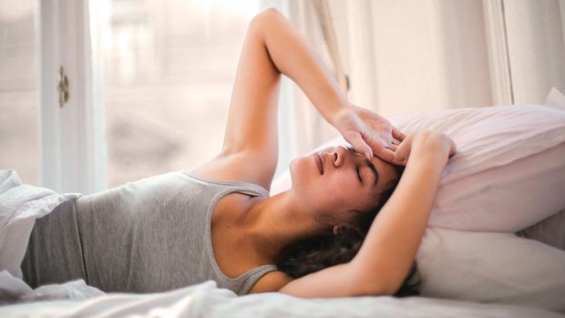 Ilustrasi kelelahan setelah bangun tidur/Foto: Pexels.com/Andrea Piacquadio