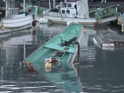 Momen Kapal Penumpang Terbalik di Kepulauan Seribu