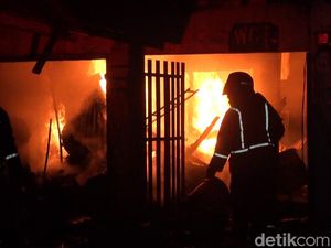 Puluhan Kios di Pasar Bululawang Malang Terbakar