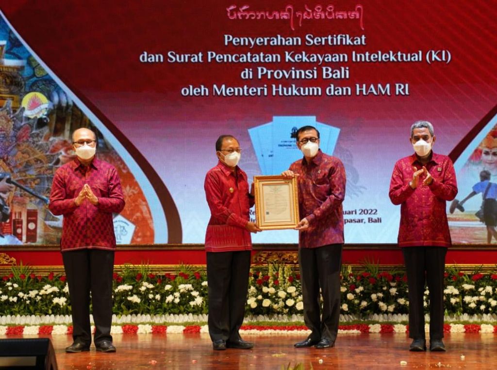 Lindungi Kreativitas Bali, Menkumham Beri Sertifikat KI ke Gubernur