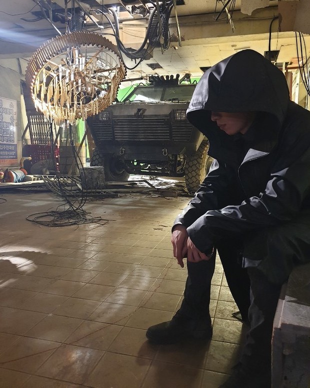 Kim Sung Cheol berperan sebagai manusia setengah monster di series original Netflix Sweet Home