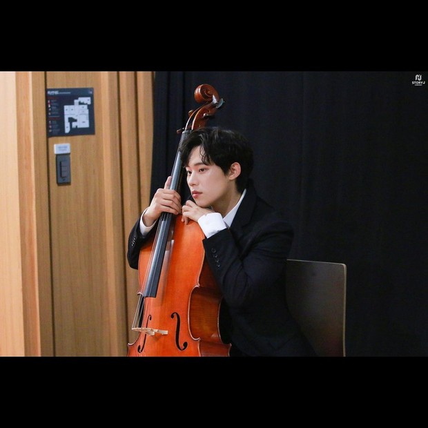 Kim Sung Cheol berperan sebagai pemain selo profesional di drama Do You Like Brahms?